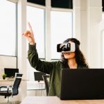 Mulher usando um óculos de Realidade Virtual